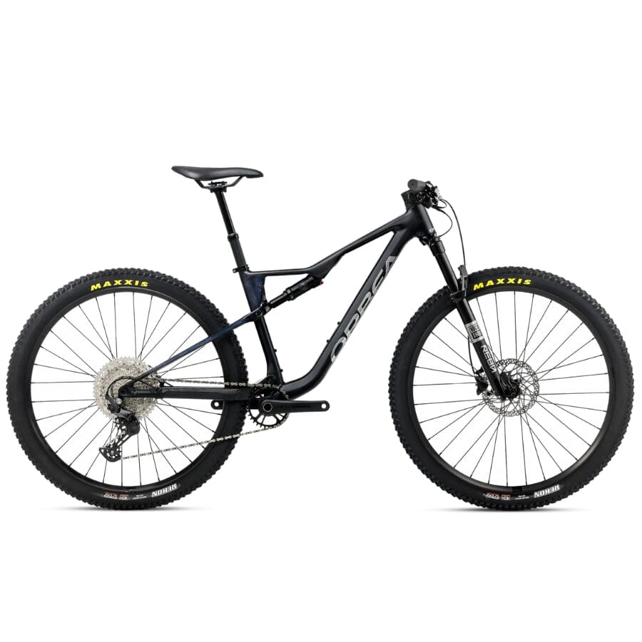 The Orbea Oiz H30 2027 in Armor Black (Matt-Gloss)