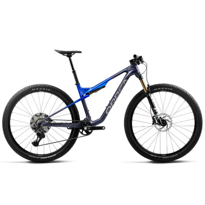 The Orbea Oiz M20 2027 in Noctiluca Carbon View - Cobalt Blue (Gloss)