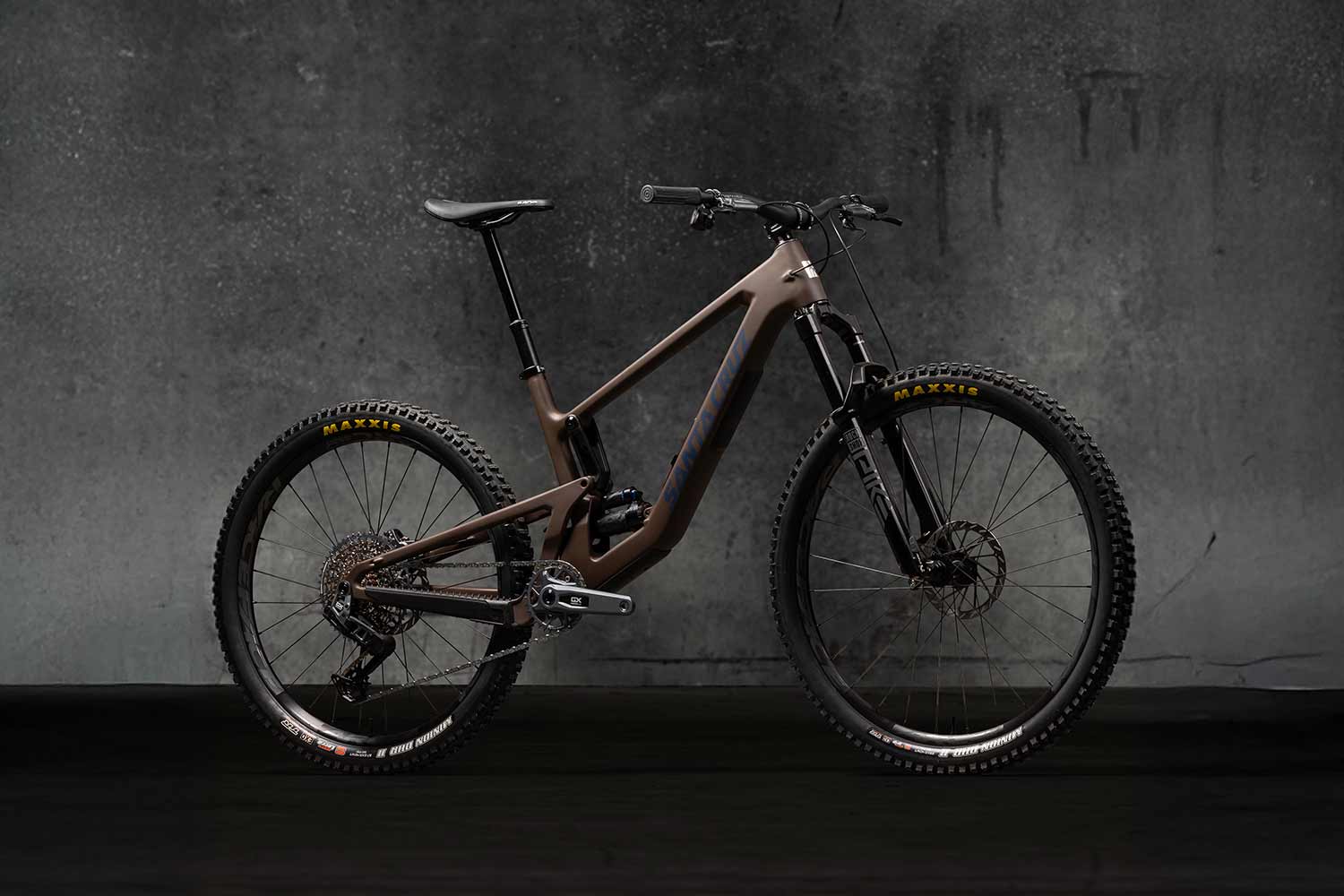 Brown Santa Cruz 5010 in front of a grey wall.