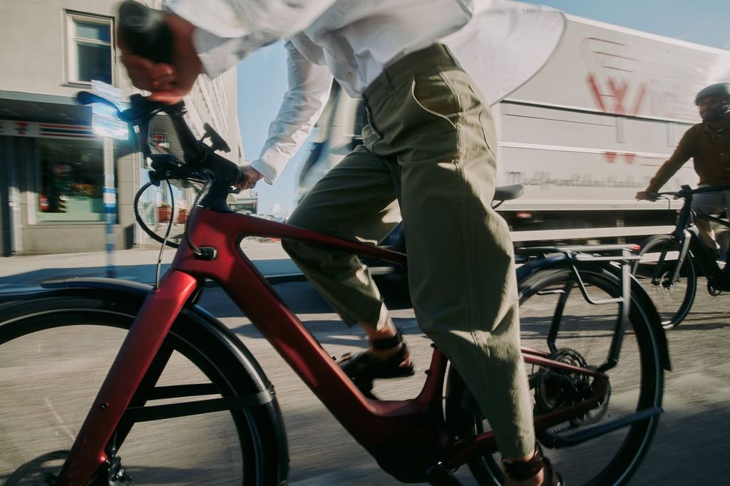 The Specialized Bikes Turbo Vado Media Image Number 3